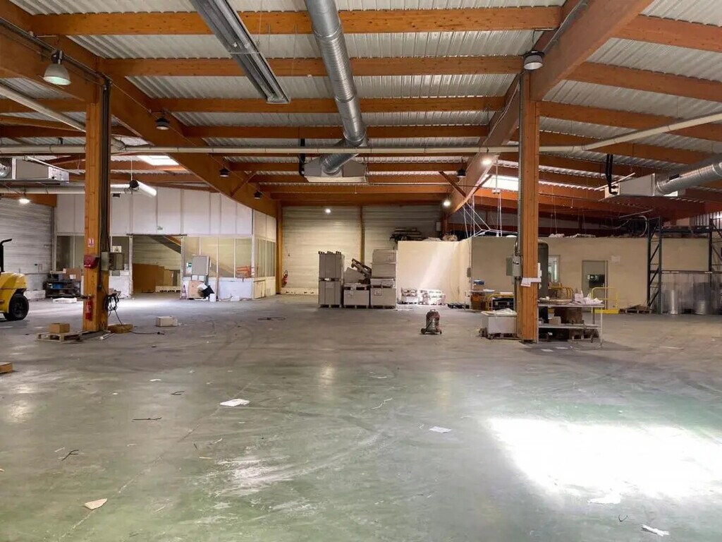 Location Entrepôt 3 380 m² - Photo 1