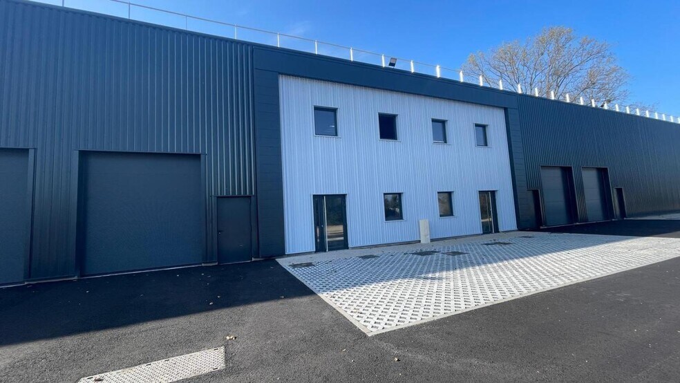 Industrial in Saint-Rémy for lease - Building Photo - Image 2 of 6