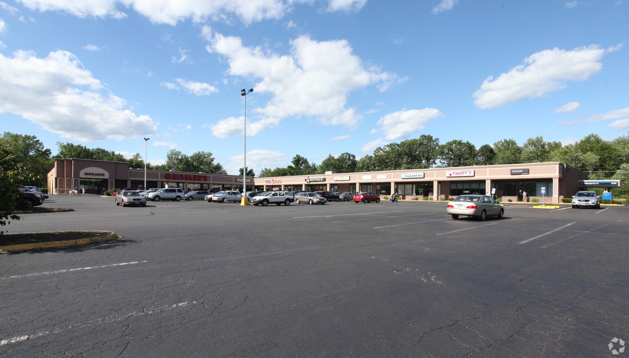 38-40 Tunxis Ave, Bloomfield, CT for lease Primary Photo- Image 1 of 16