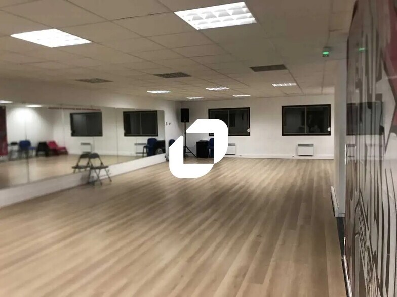 12 Rue De Temara, Saint-Germain-en-Laye for lease - Interior Photo - Image 2 of 10