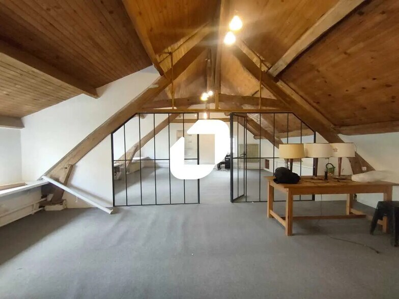 Office in Rennemoulin for lease - Interior Photo - Image 1 of 10