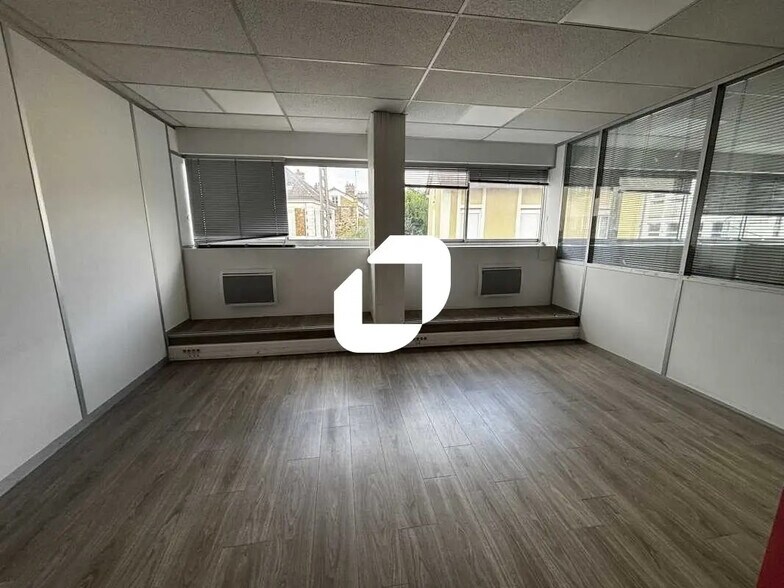 Office in Corbeil-Essonnes for lease - Interior Photo - Image 2 of 6