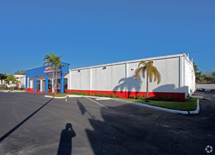 7685 Pines Blvd, Pembroke Pines, FL for lease - Primary Photo - Image 1 of 32