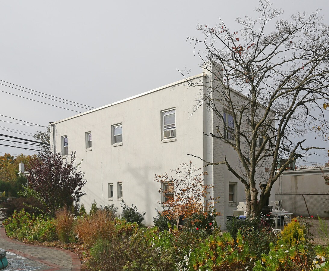 891 Prospect Ave, Westbury, NY 11590