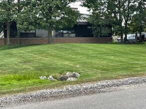 28846 N Nagel Ct, Lake Bluff, IL for lease Building Photo- Image 2 of 7