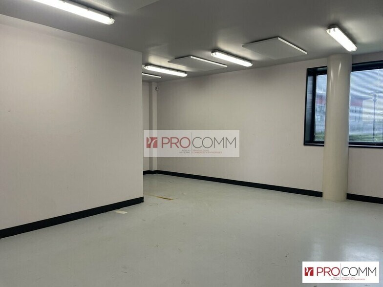 Office in Chartres for lease - Building Photo - Image 3 of 12