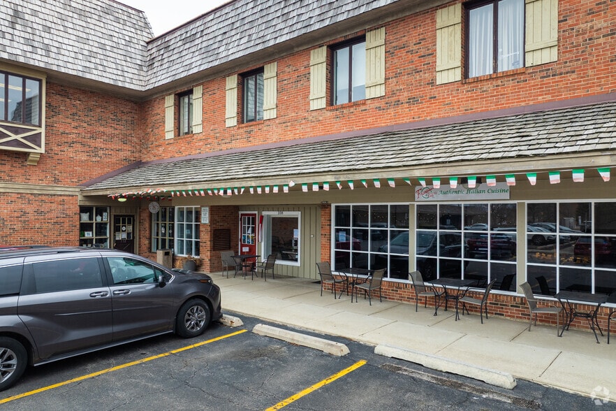 106-140 Barrington Commons Ct, Barrington, IL for sale - Building Photo - Image 2 of 4