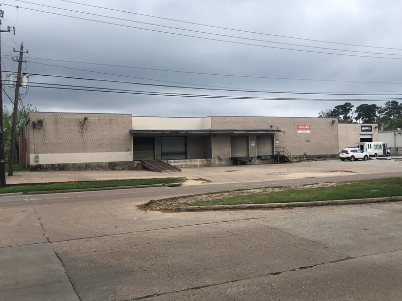 2727 W 11th St, Houston, TX for lease - Building Photo - Image 2 of 10