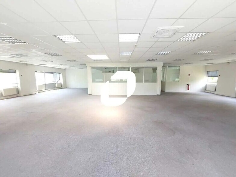 11 Rue Jacques Cartier, Guyancourt for lease - Building Photo - Image 3 of 14