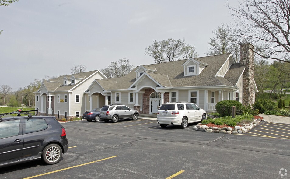 11-15 Crossroads Ct, Delafield, WI for sale - Primary Photo - Image 1 of 1