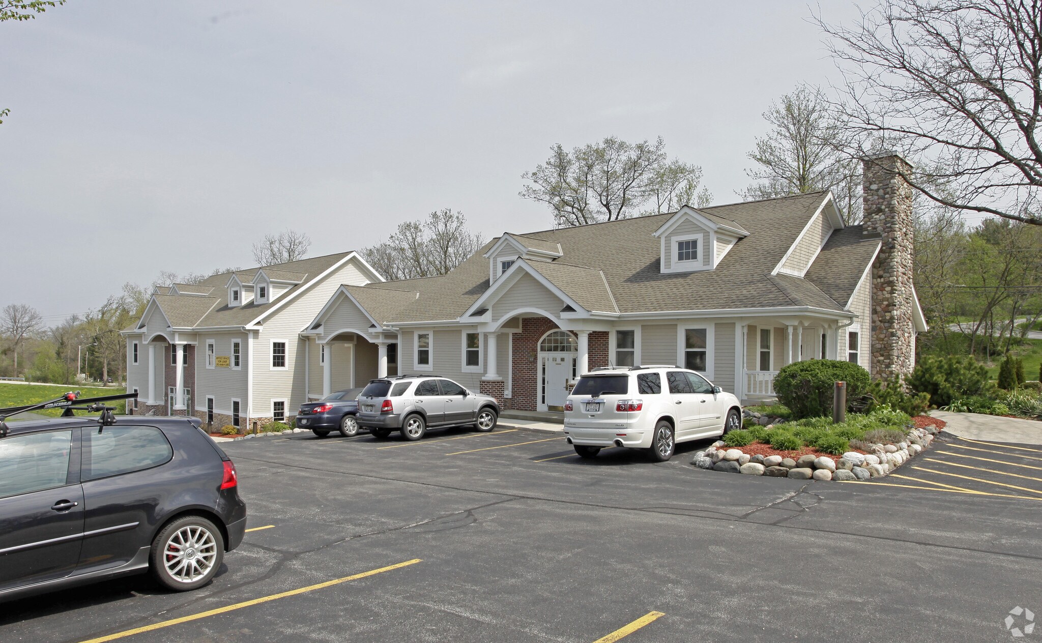 11-15 Crossroads Ct, Delafield, WI for sale Primary Photo- Image 1 of 1