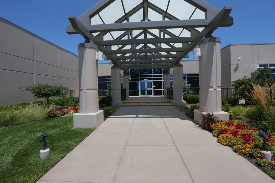 8710 E 32nd St, Wichita, KS for sale - Building Photo - Image 1 of 1