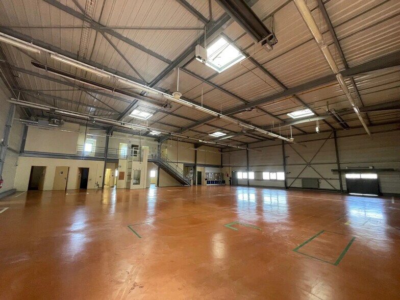 Flex in Reims for lease - Interior Photo - Image 3 of 5