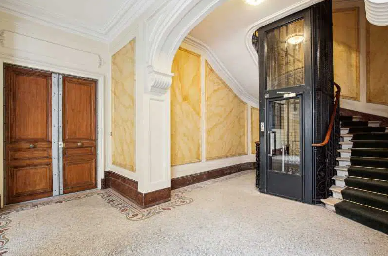 Office in Paris for lease - Lobby - Image 2 of 2