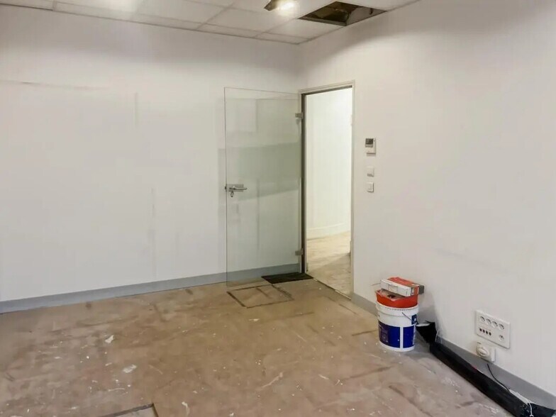 Office in Paris for lease - Interior Photo - Image 3 of 8