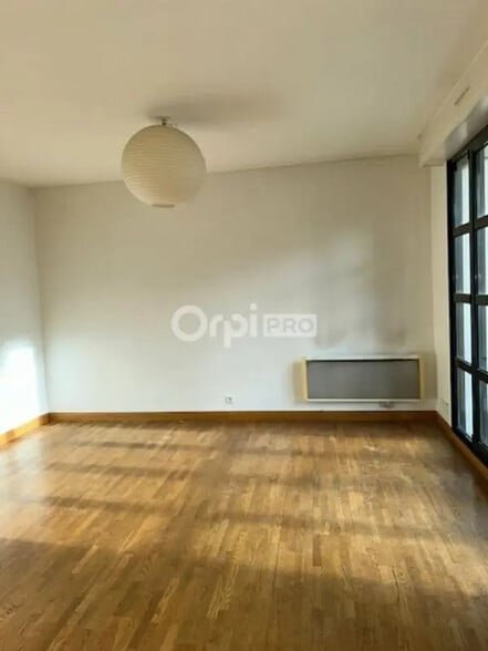 Office in Reims for lease - Interior Photo - Image 2 of 12