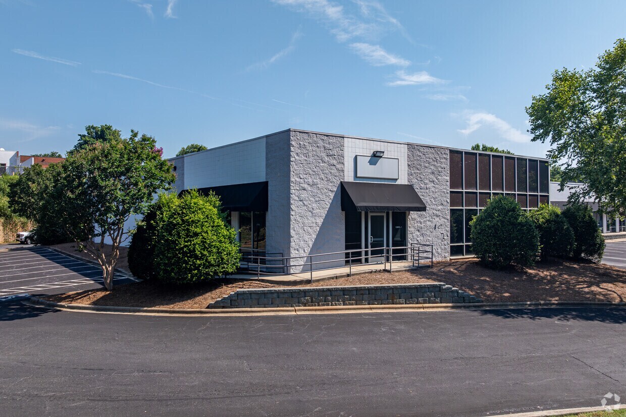 1809 Cross Beam Dr, Charlotte, NC for lease Building Photo- Image 1 of 1