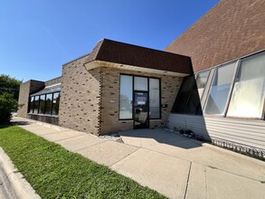 22001-22027 Kelly Rd, Eastpointe, MI for lease Building Photo- Image 2 of 30