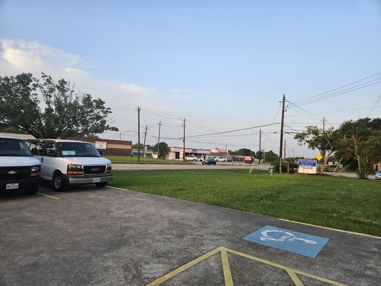 2008 Broadway St, Pearland, TX for sale - Building Photo - Image 2 of 8