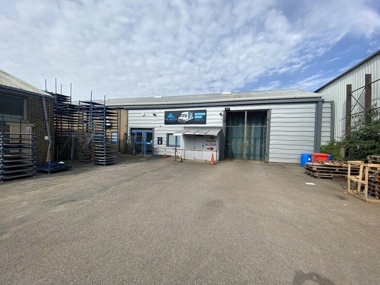 2 Greycaine Rd, Watford for lease - Building Photo - Image 3 of 11