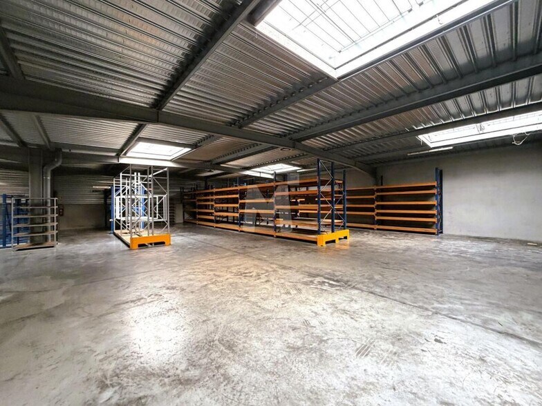 Flex in Chilly-Mazarin for lease - Interior Photo - Image 3 of 11