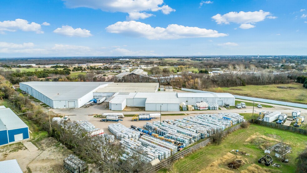 2708 NE Main St, Ennis, TX for sale - Primary Photo - Image 1 of 1