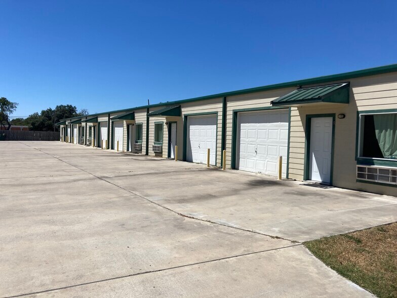 815 Saint Peter St, Gonzales, TX for sale - Building Photo - Image 1 of 1