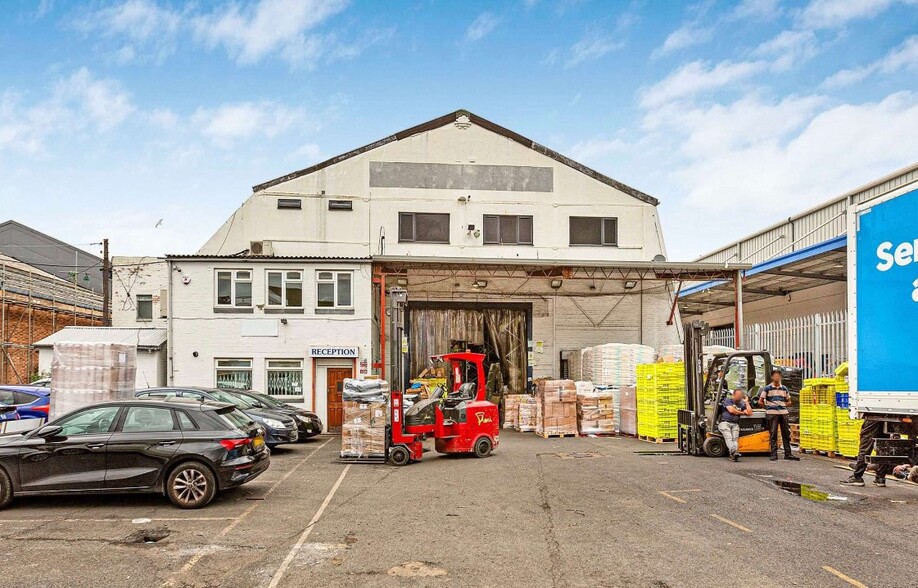 10-11 Kelvin Industrial Estate, Greenford for lease - Building Photo - Image 2 of 3