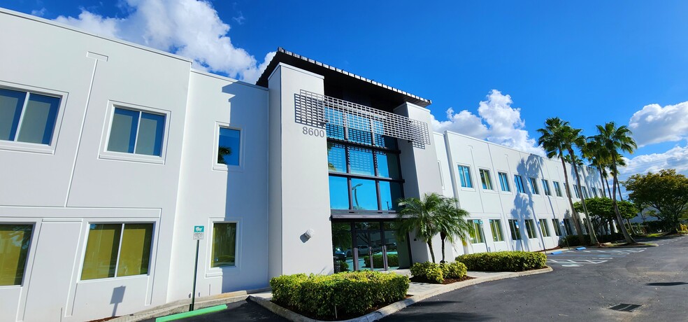 8600 NW 17th St, Doral, FL for lease - Building Photo - Image 3 of 10