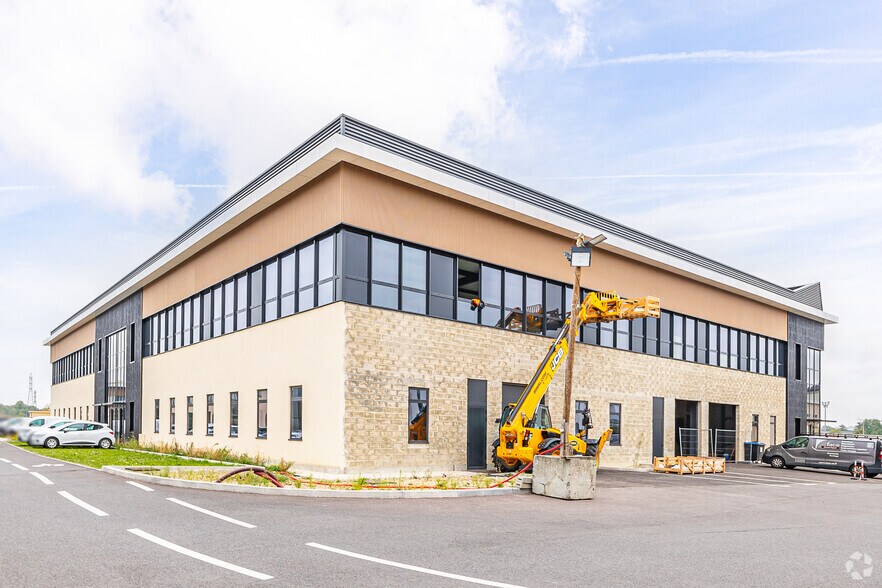 Flex in Nanterre for lease - Building Photo - Image 2 of 3