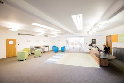 Beehive Ring Rd, Gatwick for lease - Building Photo - Image 1 of 4