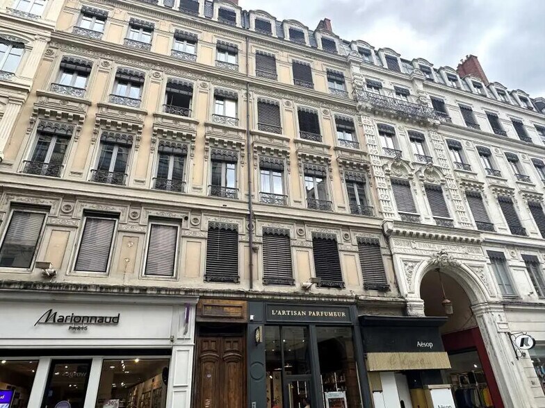 Office in Lyon for lease - Building Photo - Image 2 of 10