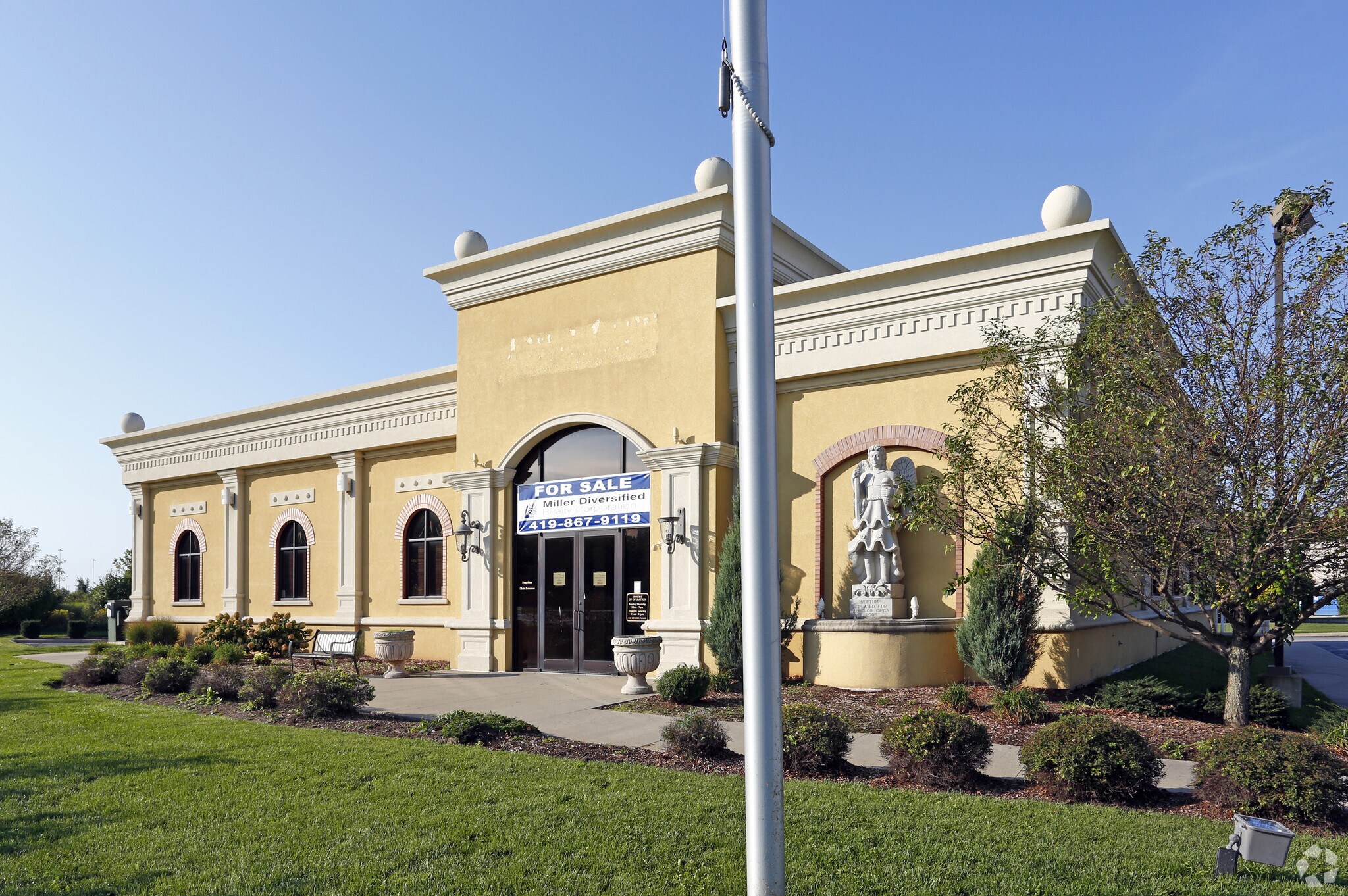 Retail in Maumee, OH for sale Primary Photo- Image 1 of 1