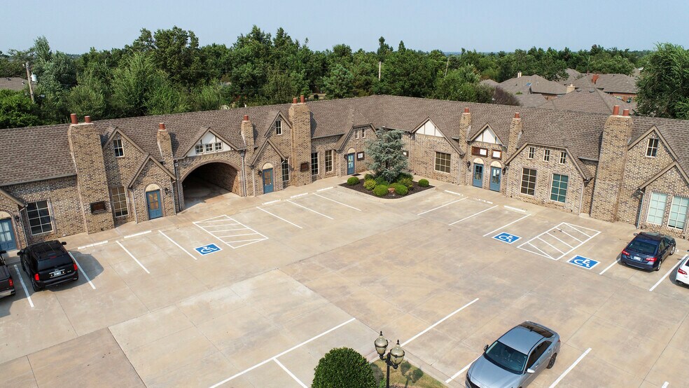 307 E Danforth Rd, Edmond, OK for lease - Building Photo - Image 2 of 5