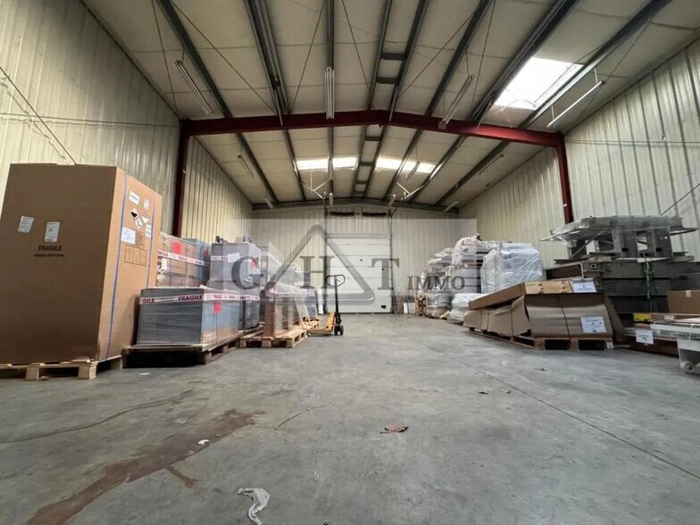Industrial in Bondoufle for lease - Building Photo - Image 1 of 9