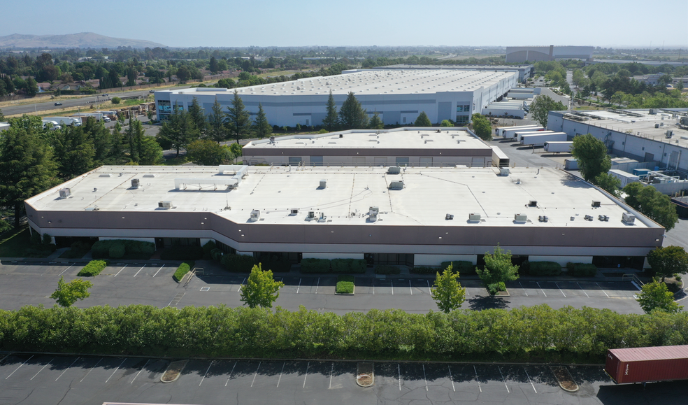 2351 N Watney Way, Fairfield, CA for lease - Building Photo - Image 3 of 12