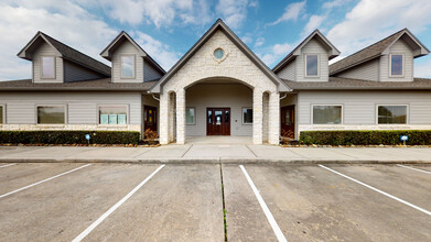 1002 Village Square Dr, Tomball, TX for lease Building Photo- Image 2 of 4