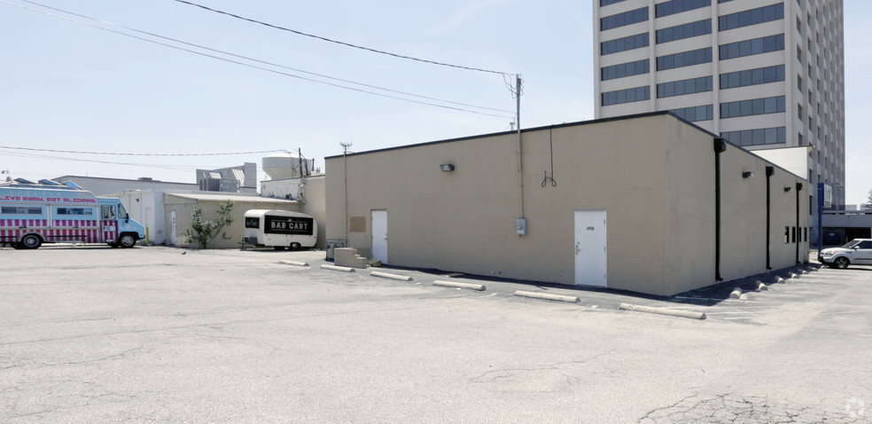 4902-4906 Greenville Ave, Dallas, TX for lease - Building Photo - Image 3 of 3