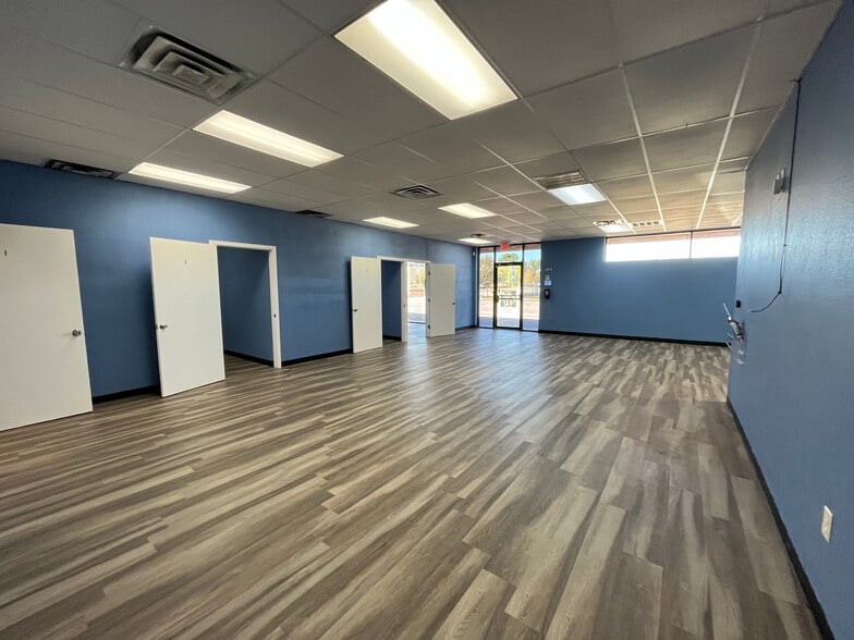 217 W Main St, Grand Prairie, TX for lease - Building Photo - Image 3 of 11