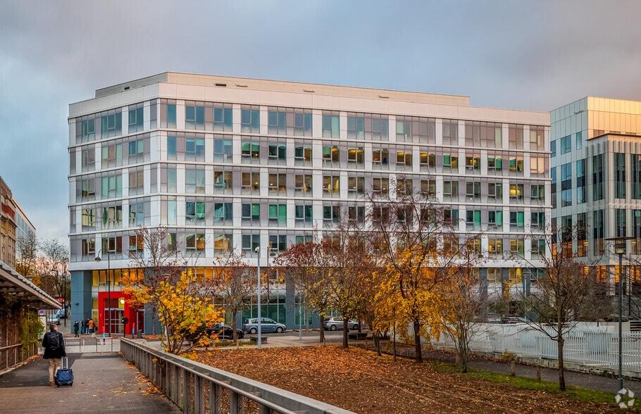 7 Rue Henri Becquerel, Rueil-Malmaison for lease - Primary Photo - Image 1 of 4