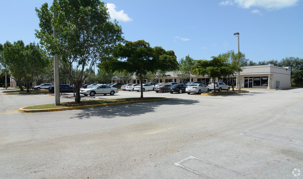 7000 Charleston Shores Blvd, Lake Worth, FL for lease - Primary Photo - Image 1 of 3