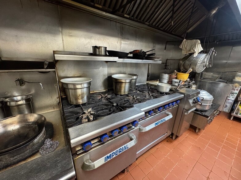 208 Grand St, Brooklyn, NY for lease - Building Photo - Image 3 of 12