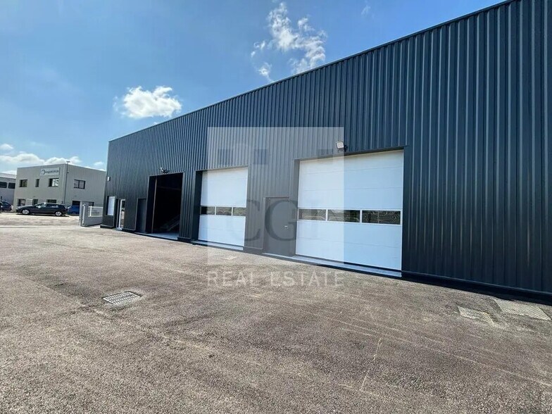 Office in Luzinay for lease - Building Photo - Image 2 of 12