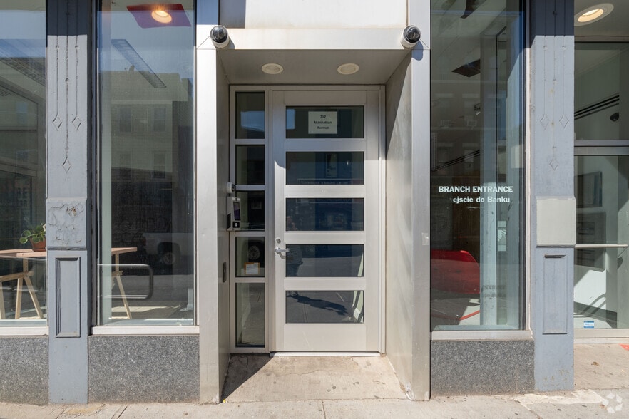 717-721 Manhattan Ave, Brooklyn, NY for lease - Building Photo - Image 2 of 4