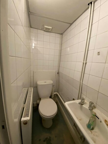 75 High Rd, London for lease - Interior Photo - Image 3 of 3