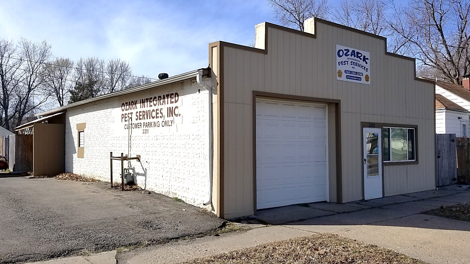 2211 NE Sardou Ave, Topeka, KS for sale Primary Photo- Image 1 of 1