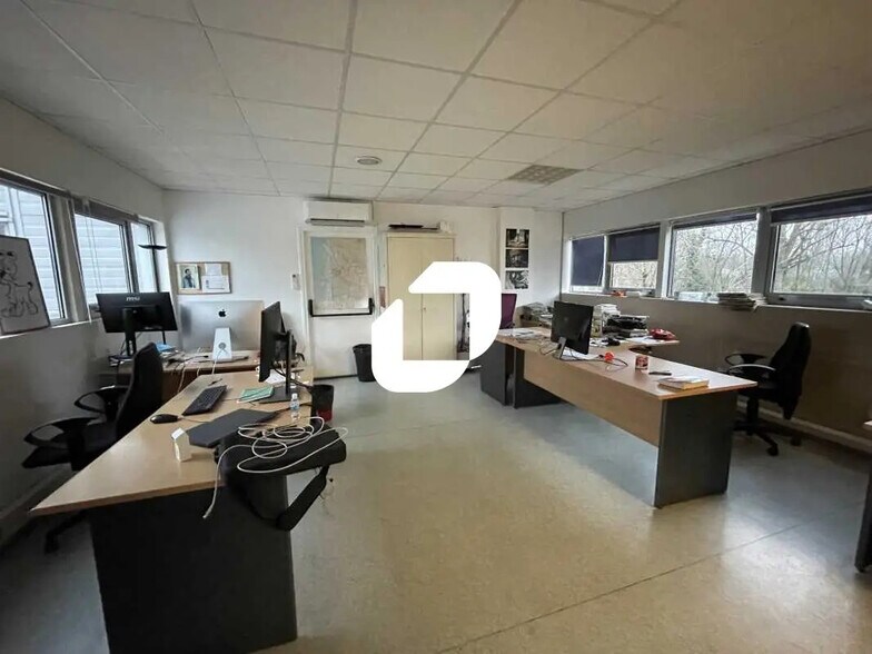 Office in Bordeaux for lease - Interior Photo - Image 1 of 6