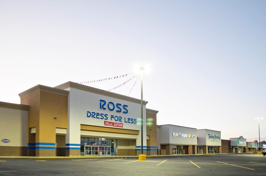 2010 S Caraway Rd, Jonesboro, AR 72401 Highland Square Shopping