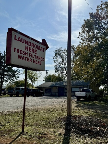 709 E D Ave, Waurika, OK for sale - Primary Photo - Image 1 of 29