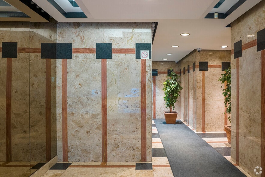 27 Carlton St, Toronto, ON for lease - Lobby - Image 3 of 9